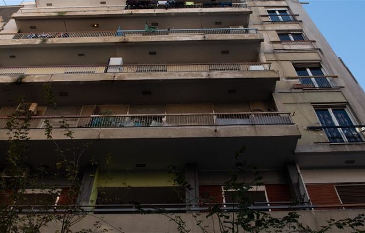 Τραγωδία στο Μεταξουργείο: Συγκλονίζουν οι μαρτυρίες – “Ο γιος έσπασε την πόρτα και…