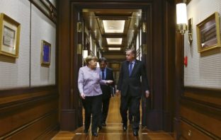 Γερμανικά ΜΜΕ: Ο Ερντογάν έχει στο χέρι την Μέρκελ και την εκβιάζει λόγω προσφυγικού