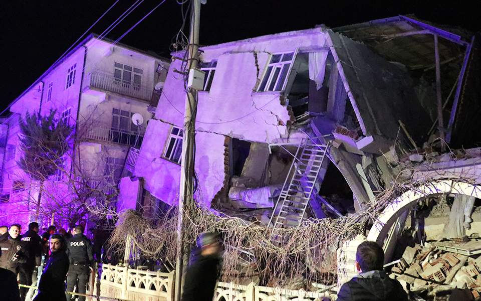 Τουρκία: Πάνω από 20 νεκροί και 1.000 τραυματίες ο μέχρι τώρα τραγικός απολογισμός από τον σεισμό