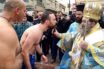 Τρεις τολμηροί βούτηξαν με 10 μποφόρ να πιάσουν το Σταυρό στον καθαγιασμό των υδάτων (vid)