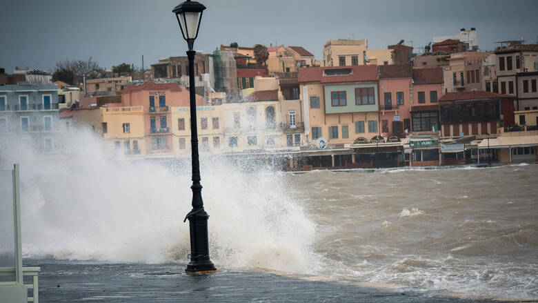 Απίστευτες εικόνες στην Κρήτη: Η μανιασμένη θάλασσα “σκέπασε” το Ενετικό Λιμάνι των Χανίων(vid)