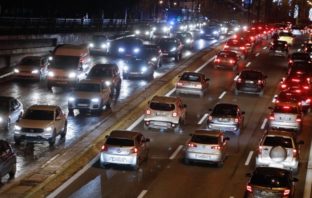 Κυκλοφοριακό χάος στη λεωφόρο Αθηνών – Έσπασε αγωγός νερού και διακόπηκε η κυκλοφορία