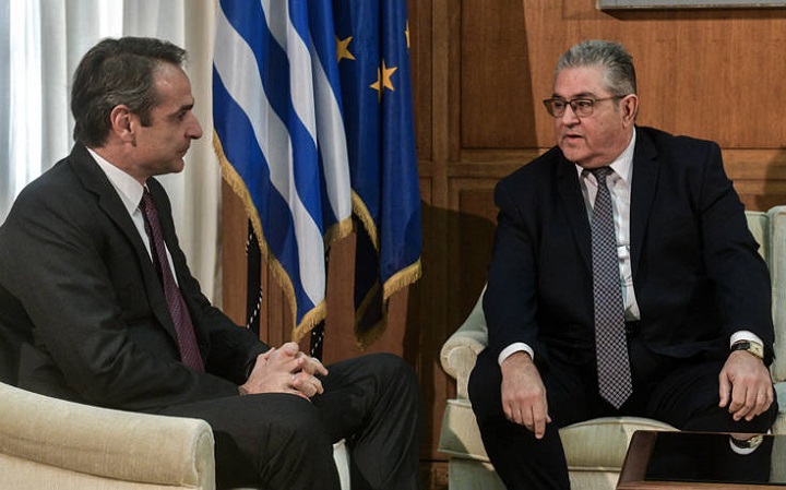 Χιούμορ Μητσοτάκη σε Κουτσούμπα: Εσύ με μπλε γραβάτα και εγώ με κόκκινη – Γύρισε ο κόσμος ανάποδα