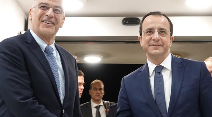 Συνάντηση Δένδια – Χριστοδουλίδη: Κοινός βηματισμός Ελλάδας- Κύπρου