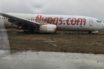 Boeing 737 έφυγε από τον αεροδιάδρομο κατά την προσγείωση στο αεροδρόμιο της Κωνσταντινούπολης (vid)