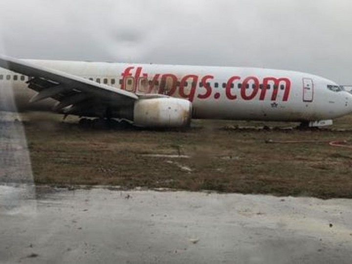 Boeing 737 έφυγε από τον αεροδιάδρομο κατά την προσγείωση στο αεροδρόμιο της Κωνσταντινούπολης (vid)