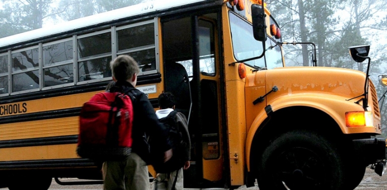 Καταδίκη για οδηγό και συνοδούς σχολικού λεωφορείου που ξέχασαν μέσα 3χρονο αγόρι