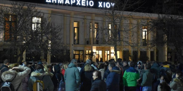 Χίος: Προπηλάκισαν τον Μηταράκη για το προσφυγικό (vid)