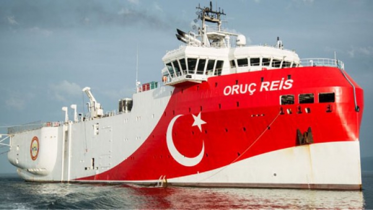 Η φρεγάτα Κουντουριώτης “δίπλα” στο τουρκικό ερευνητικό Oruç Reis