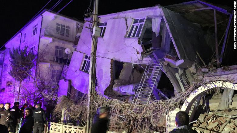 Εικόνες χάους στην Τουρκία μετά τον φονικό σεισμό- Βίντεο από drone