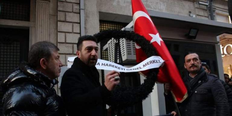 Διαδήλωση “Γκρίζων Λύκων” έξω από το ελληνικό προξενείο στην Κωνσταντινούπολη