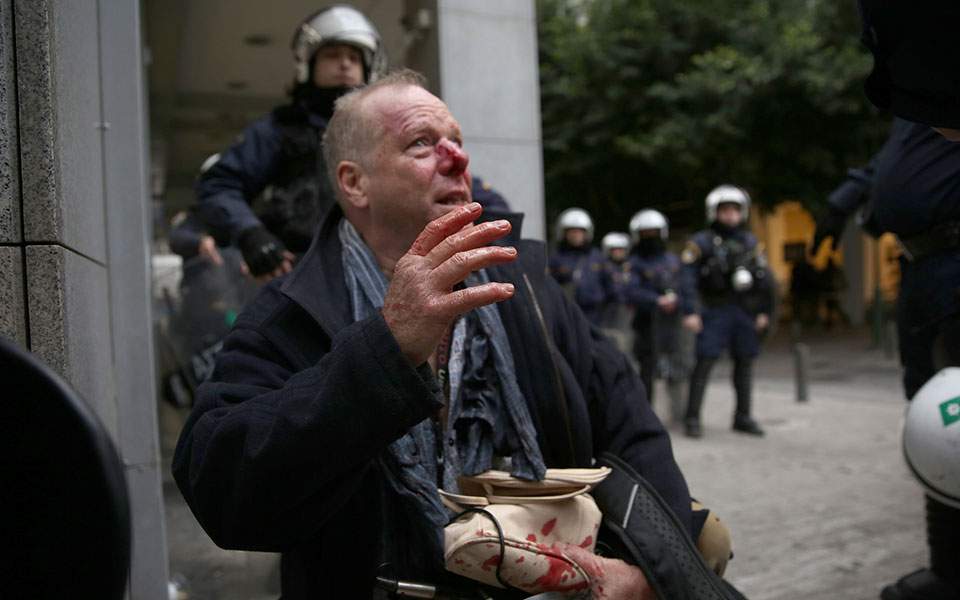 Οι πολιτικές δυνάμεις καταδικάζουν τη φασιστική επίθεση στον φωτορεπόρτερ της DW