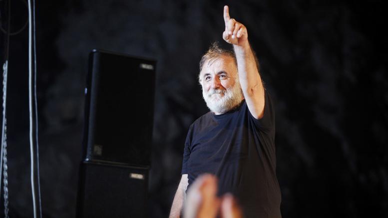 Η οικογένεια του Θάνου Μικρούτσικου ίδρυσε ομάδα εθελοντών αιμοδοτών με το όνομά του