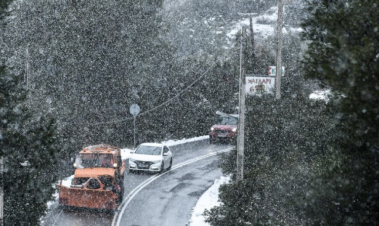 “Αγρίεψε” ο Ηφαιστίων: Θυελλώδεις άνεμοι, κρύο και χιόνια σε όλη τη χώρα