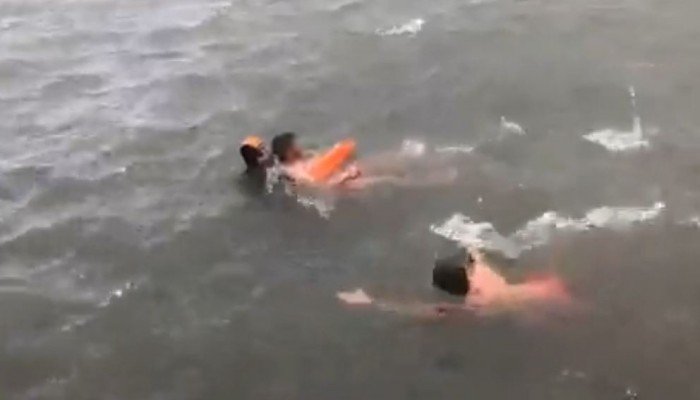 Έπεσε στη θάλασσα για τον σταυρό και έπεσε και ναυαγοσώστης να τον σώσει&hellip;