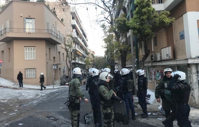 Ανακατάληψη των κτιρίων που εκκενώθηκαν στο Κουκάκι από αντιεξουσιαστές- Συμπλοκές με την Αστυνομία και προσαγωγές