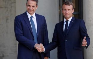 Κοινές δηλώσεις Μητσοτάκη- Μακρόν: “Καταδικάζουμε τις προκλήσεις της Τουρκίας σε Λιβύη και Μεσόγειο”– “Ο Ερντογάν παραβιάζει τις αποφάσεις του Βερολίνου” (vid)