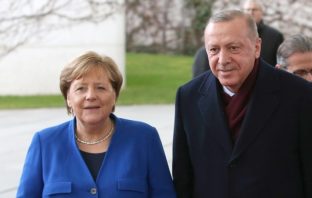 Απίστευτες αντιδράσεις της Μέρκελ στο δώρο που της έκανε ο Ερντογάν (εικόνες)
