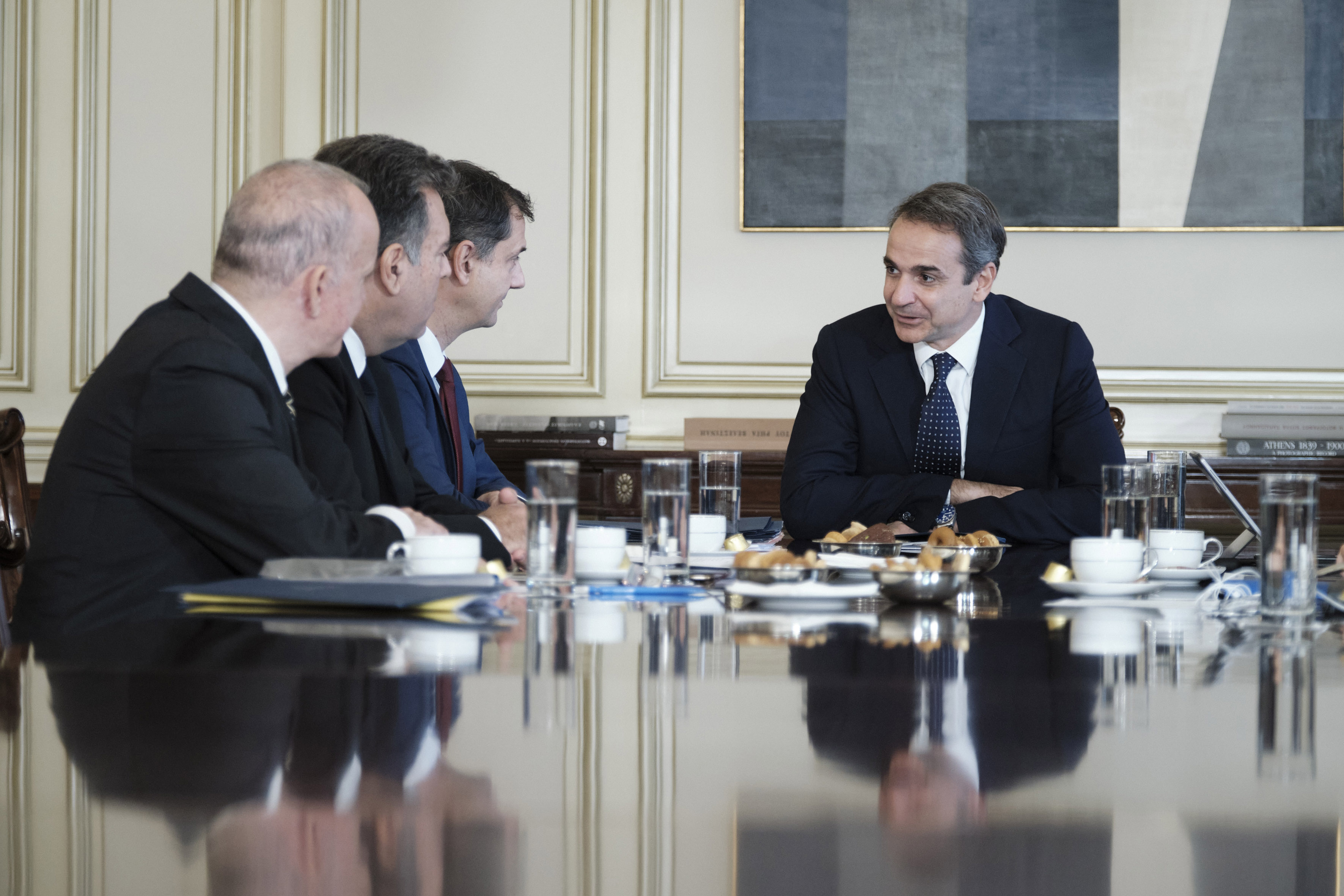 Επίσκεψη Μητσοτάκη στο υπουργείο Τουρισμού: “Να συνεχίζουμε να χτίζουμε πάνω στην καλή&hellip;