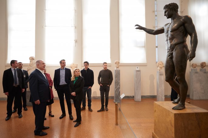 Οικογενειακώς στο Αρχαιολογικό Μουσείο Μητσοτάκης και Νετανιάχου (φωτογραφίες)