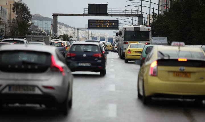 Μεγάλα κυκλοφοριακά προβλήματα στη Μεσογείων λόγω τροχαίου