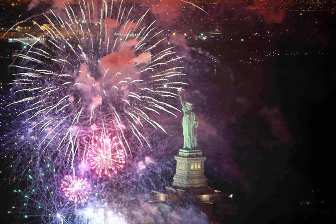 Η υφήλιος υποδέχτηκε το νέο έτος (εικόνες)