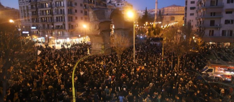 Επεισόδια στο κέντρο της Θεσσαλονίκης – Συγκρούσεις οπαδών του ΠΑΟΚ με την αστυνομία