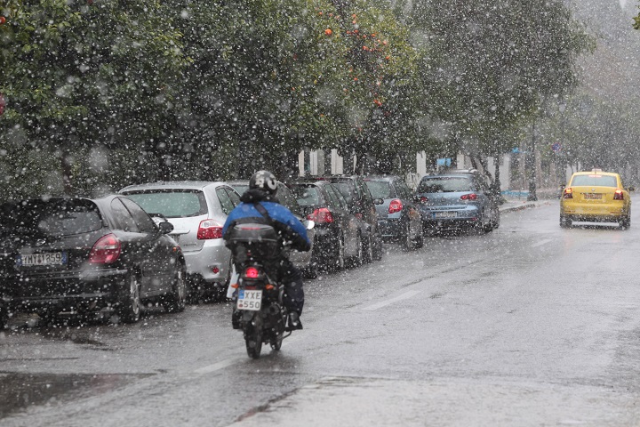 Ο “Ηφαιστίων” σαρώνει τη χώρα – Άνεμοι έως 11 μποφόρ, στα λευκά η μισή Ελλάδα – Πού θα χιονίσει στην Αττική