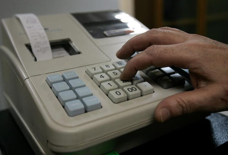 Αποσύρονται οι ταμειακές μηχανές που δεν έχουν online σύνδεση με την ΑΑΔΕ