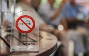 Αντικαπνιστικός νόμος: Ελάχιστες παραβάσεις παρά τους μεταμεσονύκτιους ελέγχους