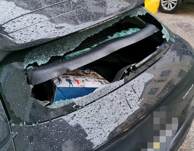 Επίθεση κατά του βουλευτικού αυτοκινήτου του Φλαμπουράρη στα Εξάρχεια