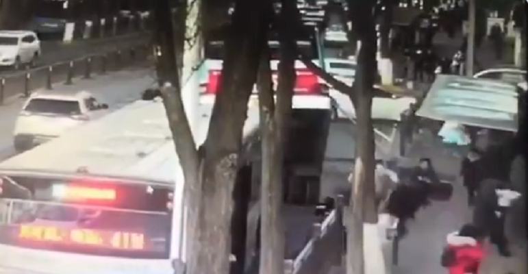 Βίντεο σοκ: Ο δρόμος άνοιξε και κατάπιε λεωφορείο γεμάτο κόσμο – Τουλάχιστον 6 νεκροί