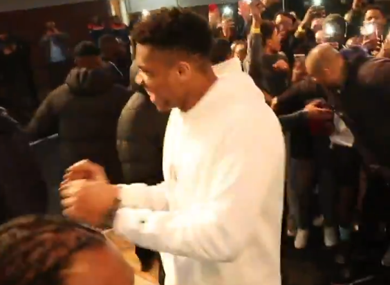 Οι χορευτικές φιγούρες του Γιάννη Αντετοκούνμπο στο Παρίσι μάγεψαν το κοινό (vid)