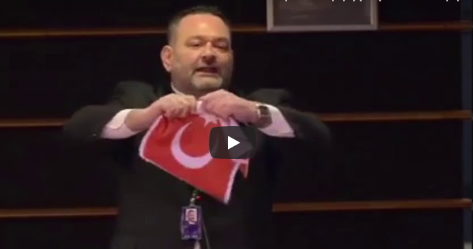 Ο νεοναζιστικός παροξυσμός Λαγού στο Ευρωκοινοβούλιο – Σκίζει τη σημαία της Τουρκίας&hellip;