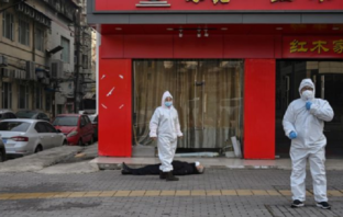 Σε μια φωτογραφία, μία ολόκληρη τραγωδία – Άνδρας με μάσκα κείτεται νεκρός από τον κοροναϊό στην επαρχία Ουχάν