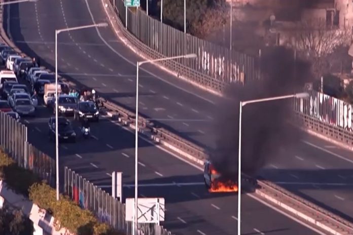 Κυκλοφοριακό κομφούζιο στον Κηφισό από πυρκαγιά σε εν κινήσει όχημα (vid)