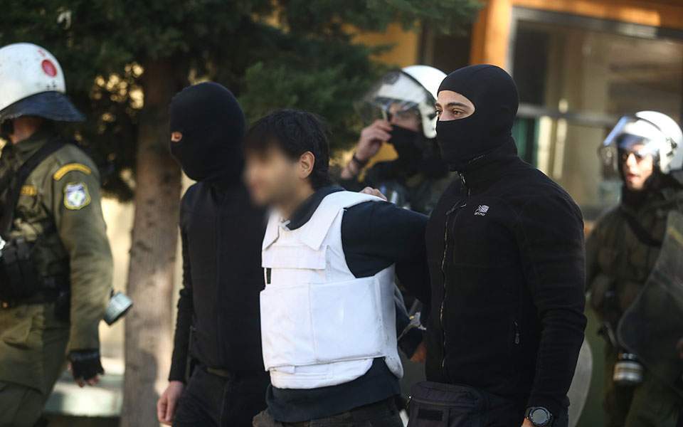 Εντοπίστηκε το σπίτι του “τοξοβόλου του Συντάγματος” – Κάρτες μνήμης, κινητό τηλέφωνο, εκτυπωτής μεταξύ των ευρυμάτων