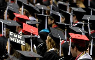 “Βόμβα” χρέους 1,6 τρισ. στις ΗΠΑ από τα φοιτητικά δάνεια- Ανησυχητικές προοπτικές