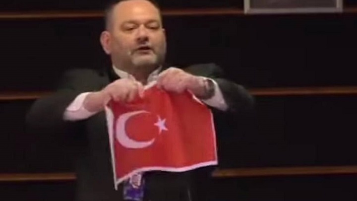 Ο Ερντογάν απαντά στον Λαγό για το σκίσιμο της τουρκικής σημαίας