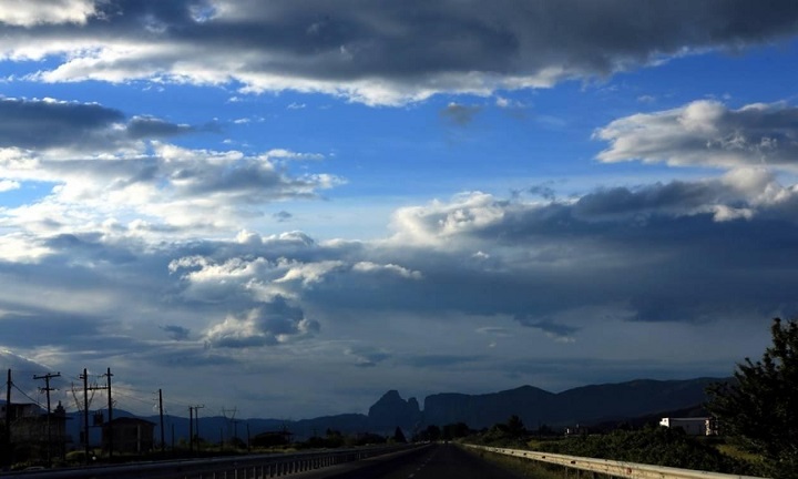 Πέφτει η θερμοκρασία – Βροχές στα νησιά