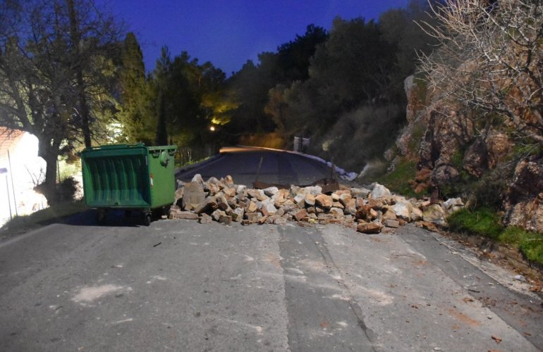 Έστησαν οδοφράγματα στη Χίο για να εμποδίσουν την πρόσβαση μηχανημάτων και ΜΑΤ στην περιοχή όπου θα κατασκευαστεί το κλειστό κέντρο- Χτυπούν οι καμπάνες στο νησί- Στους δρόμους οι κάτοικοι