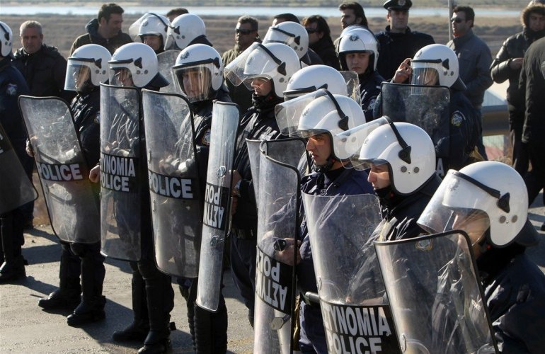 Προσφυγικό: «Απόβαση» διμοιριών ΜΑΤ με «αύρες» στα νησιά – Νησιώτες: «Ας κοπιάσουν»