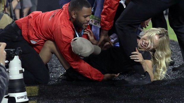 Η Κίνσεϊ Βολάνσκι επιχείρησε νέα γυμνή εισβολή στο Super Bowl και σχεδόν&hellip;