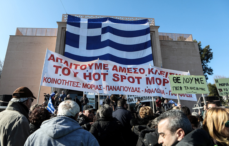 Σε “μετωπική” με την κυβέρνηση οι νησιώτες για τα κλειστά κέντρα- Ομάδες περιφρούρησης σε Σάμο, Λέσβο, Χίο και ανθρώπινο τείχος στις μπουλντόζες