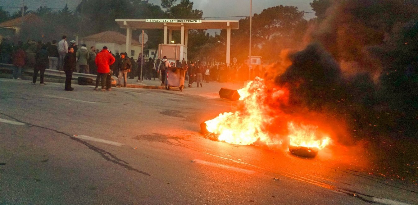 Υπό “πολιορκία” το στρατόπεδο Κυριαζή στη Λέσβο όπου κατέφυγαν τα ΜΑΤ- Η ΠΟΑΣΥ ζήτησε από τον Χρυσοχοϊδη να αποσυρθούν οι δυνάμεις από τα νησιά