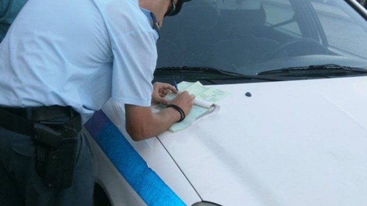 Τουλάχιστον 14.000 κλήσεις σε 14 ημέρες “έκοψε” η Τροχαία