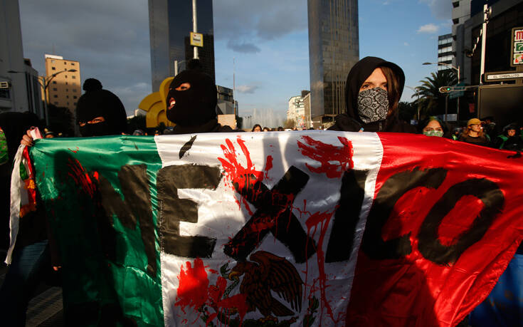 Μεξικό: Θύελλα από τη φρικιαστική γυναικοκτονία και “διαπόμπευση” τη σορού σε σκανδαλοθηρική εφημερίδα