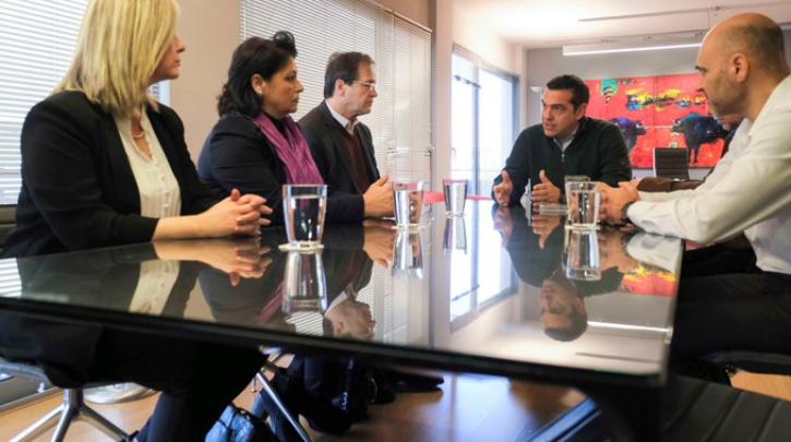 Συνάντηση Τσίπρα με τους δημιουργούς: Στήριξη στο αίτημα για άμεση αδειοδότηση της ΕΔΕΜ