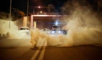 Άγρια επεισόδια σε Μυτιλήνη και Χίο: 21 συλλήψεις σε συμπλοκές αστυνομικών με διαδηλωτές