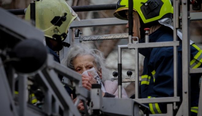 Δραματική διάσωση δύο γυναικών από φωτιά σε διαμέρισμα στο Παλαιό Φάληρο